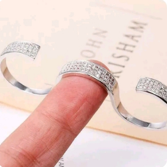 💎 Interwoven 3 Finger Ring - Picture 5 of 8